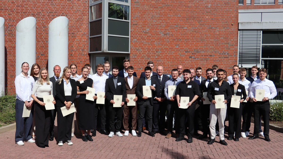 HZA-KI: Einstellung und Vereidigung der Berufseinsteiger beim Hauptzollamt Kiel - Foto: presseportal.de