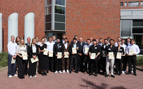 HZA-KI: Einstellung und Vereidigung der Berufseinsteiger beim Hauptzollamt Kiel - Foto: presseportal.de