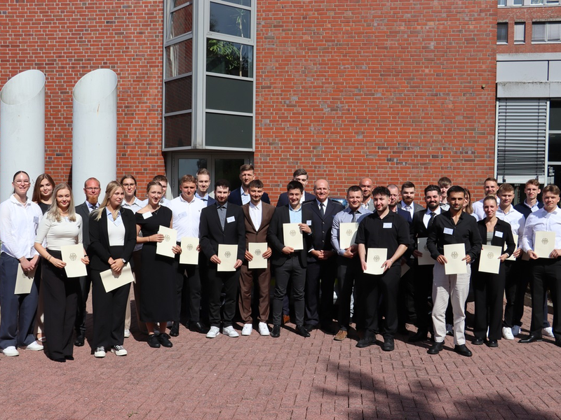 HZA-KI: Einstellung und Vereidigung der Berufseinsteiger beim Hauptzollamt Kiel - Foto: presseportal.de