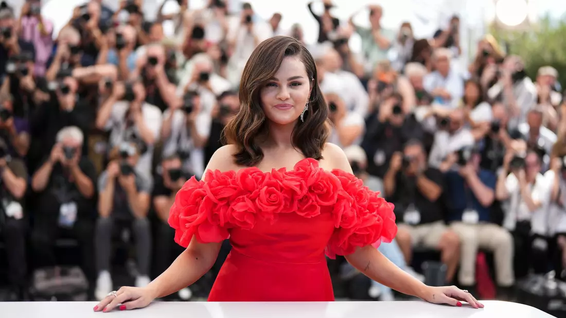 Selena Gomez überraschte am Wochenende das Volleyballteam einer Highschool mit einem Besuch. (Archivbild) - Bild: Scott A Garfitt/Invision/AP/dpa