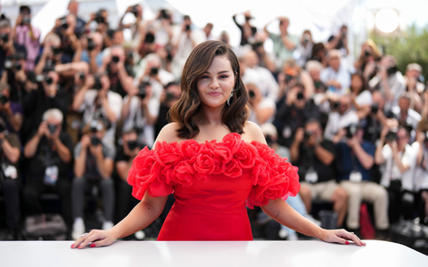 Selena Gomez überraschte am Wochenende das Volleyballteam einer Highschool mit einem Besuch. (Archivbild) - Foto: Scott A Garfitt/Invision/AP/dpa