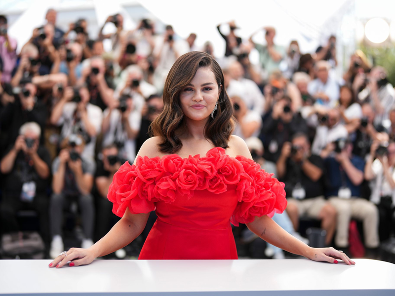 Selena Gomez überraschte am Wochenende das Volleyballteam einer Highschool mit einem Besuch. (Archivbild) - Foto: Scott A Garfitt/Invision/AP/dpa