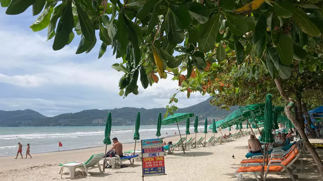 Patong Beach ist einer der bekanntesten Stände auf Phuket. (Archivbild) - Bild: Carola Frentzen/dpa