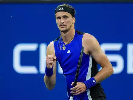 Alexander Zverev bejubelt seinen Viertelfinaleinzug bei den US Open. - Foto: Eduardo Munoz Alvarez/AP/dpa
