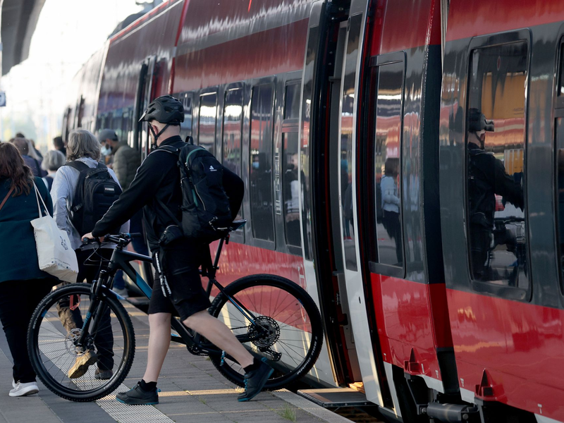 Am Wochenende wurde das 9-Euro-Ticket rege genutzt - Foto: Bernd Wüstneck/dpa