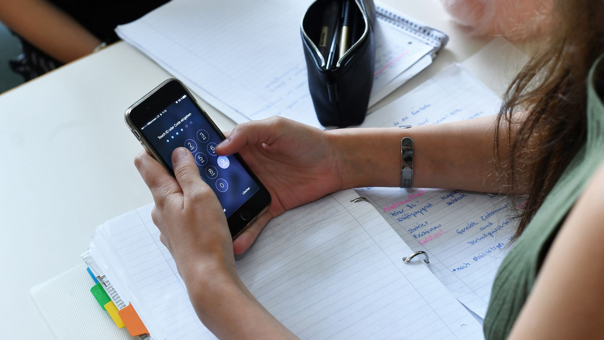Die Einführung eines Handyverbots an niederländischen Schulen war nicht unumstritten. (Symbolbild) - Foto: Jens Kalaene/dpa-Zentralbild/dpa