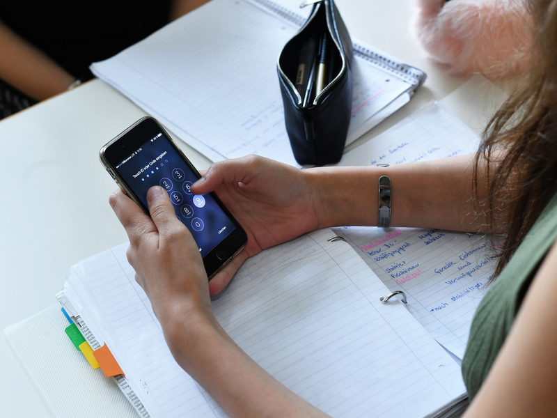 Die Einführung eines Handyverbots an niederländischen Schulen war nicht unumstritten. (Symbolbild) - Foto: Jens Kalaene/dpa-Zentralbild/dpa