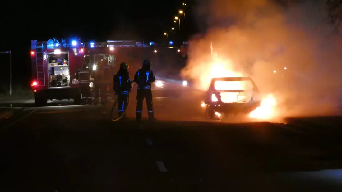 POL-DEL: Landkreis Wesermarsch: Fahrzeugbrand auf der B212 in Ellwürden - Bild: presseportal.de
