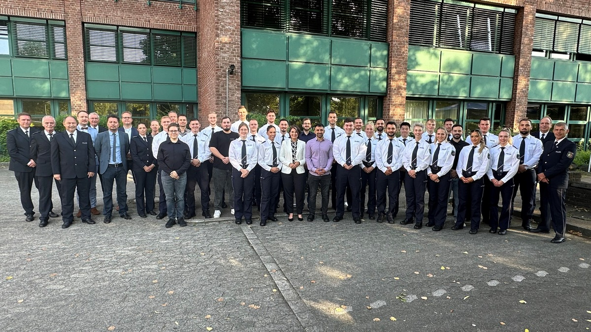 POL-HA: Polizeipräsidentin Ursula Tomahogh begrüßt 31 neue Kolleginnen und Kollegen der Polizei Hagen - Foto: presseportal.de