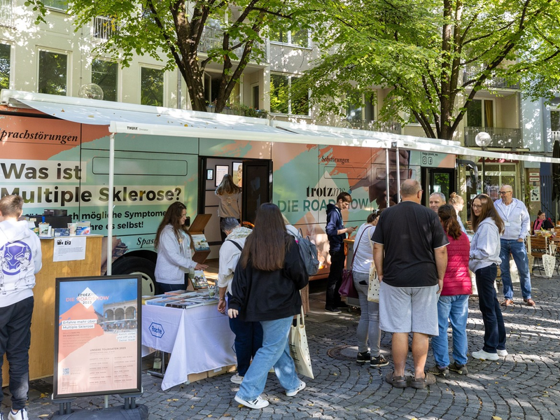 8 Jahre trotz ms: Jubiläums-ROADSHOW in München mit Sportmoderatorin Anna Kraft - Foto: presseportal.de