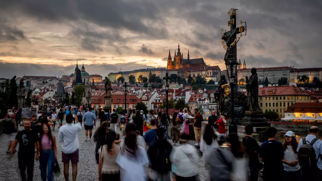 Die Schriftstellerin Daniela Hodrova ließ sich für ihre Geschichten oft von ihrer Geburtsstadt Prag inspirieren. (Symbolbild) - Bild: Michael Probst/AP
