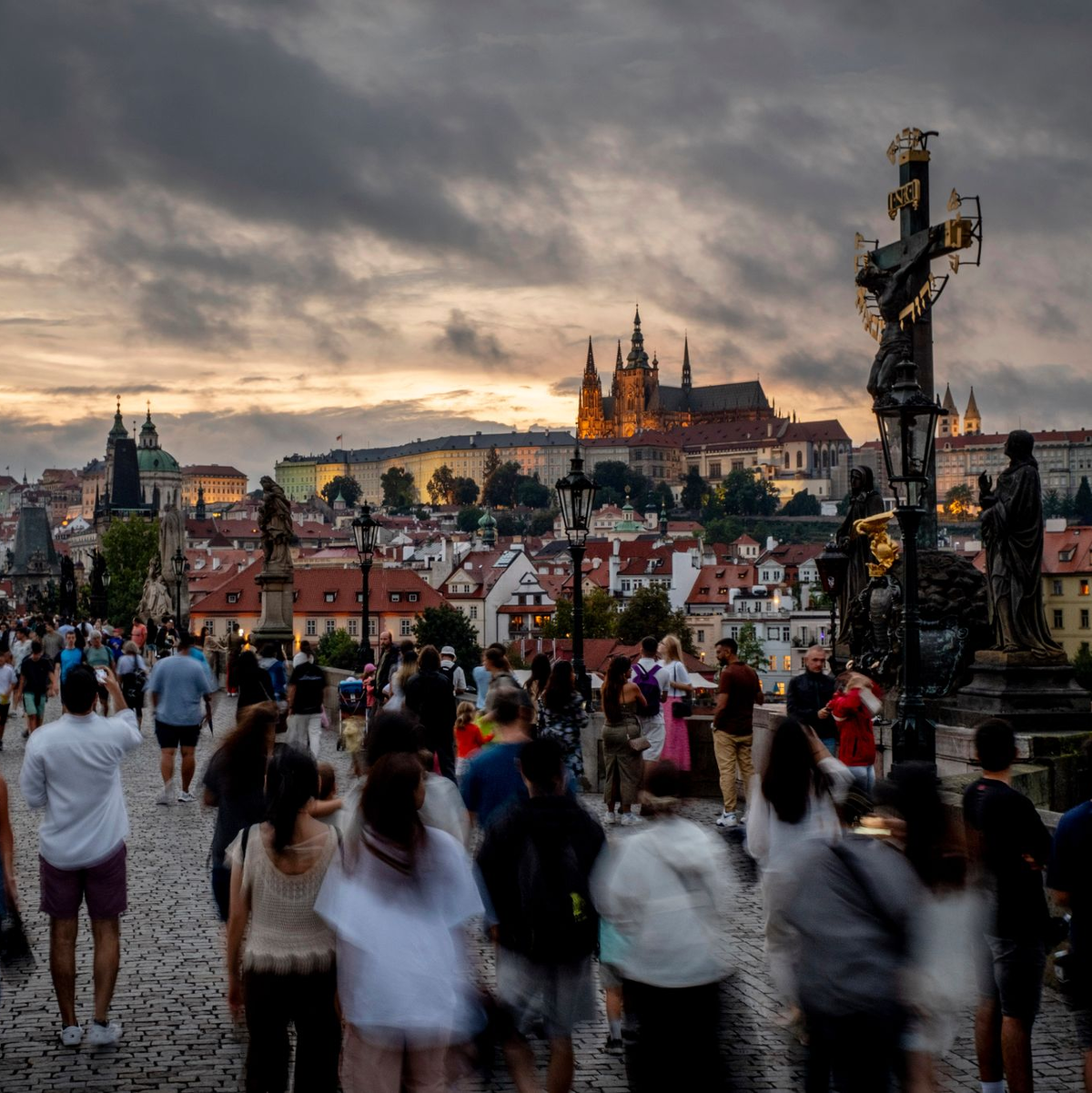 Die Schriftstellerin Daniela Hodrova ließ sich für ihre Geschichten oft von ihrer Geburtsstadt Prag inspirieren. (Symbolbild) - Foto: Michael Probst/AP