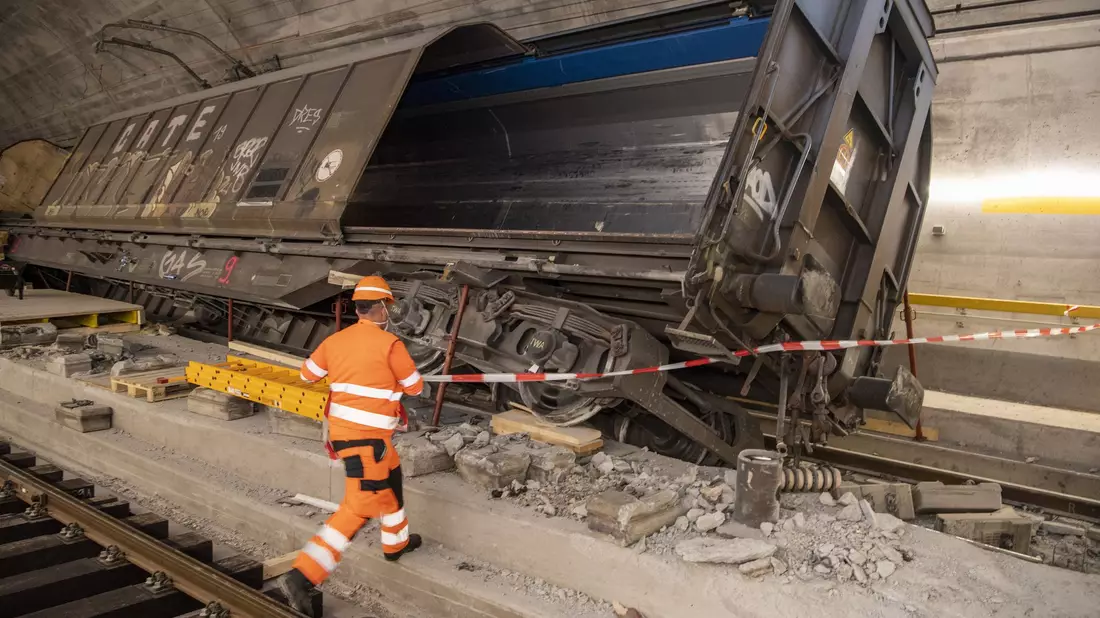 Der Güterverkehr nutzte teilweise die zweite Röhre, Passagierzüge wurden weitgehend über eine Bergstrecke umgeleitet. (Archivbild) - Bild: Urs Flueeler/KEYSTONE/dpa