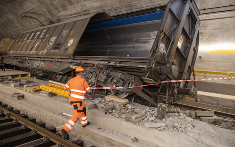 Der Güterverkehr nutzte teilweise die zweite Röhre, Passagierzüge wurden weitgehend über eine Bergstrecke umgeleitet. (Archivbild) - Foto: Urs Flueeler/KEYSTONE/dpa