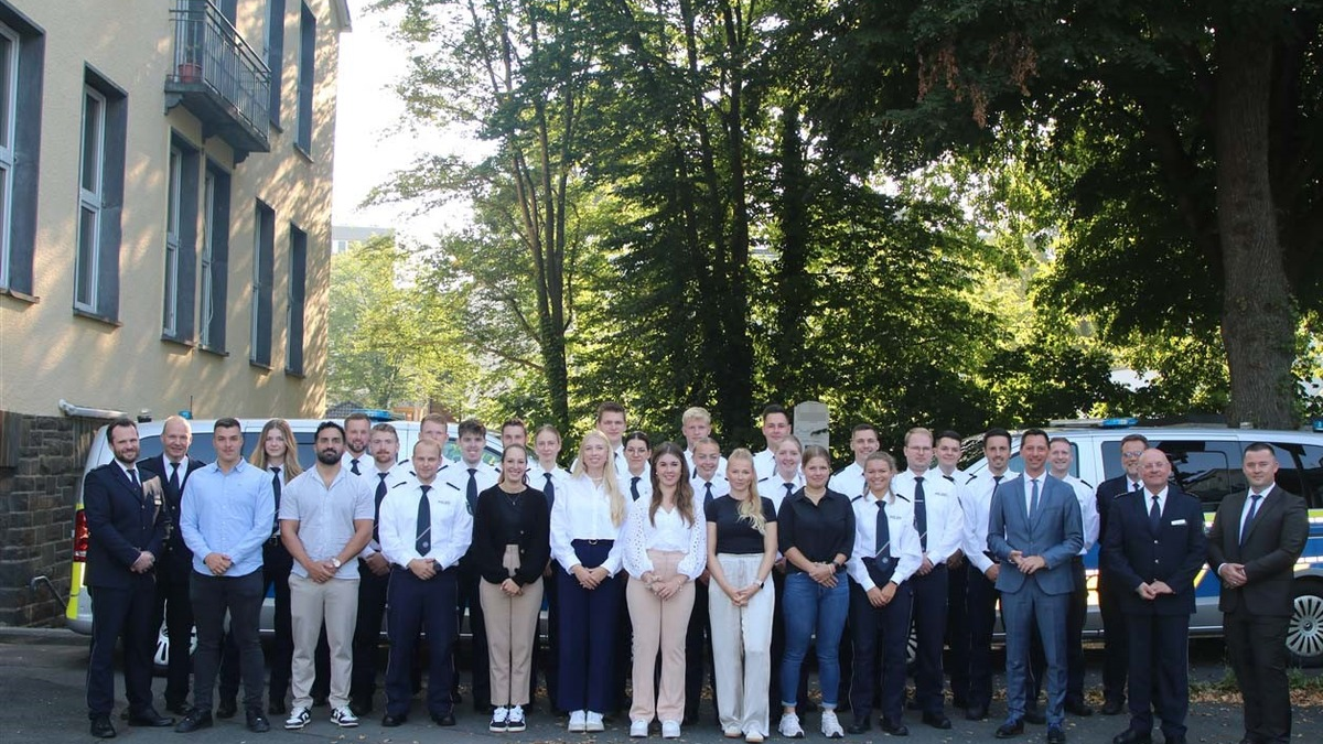 POL-SI: Frischer Wind für die Kreispolizeibehörde: Landrat Andreas Müller begrüßt 28 Neuzugänge - #polsiwi - Foto: presseportal.de