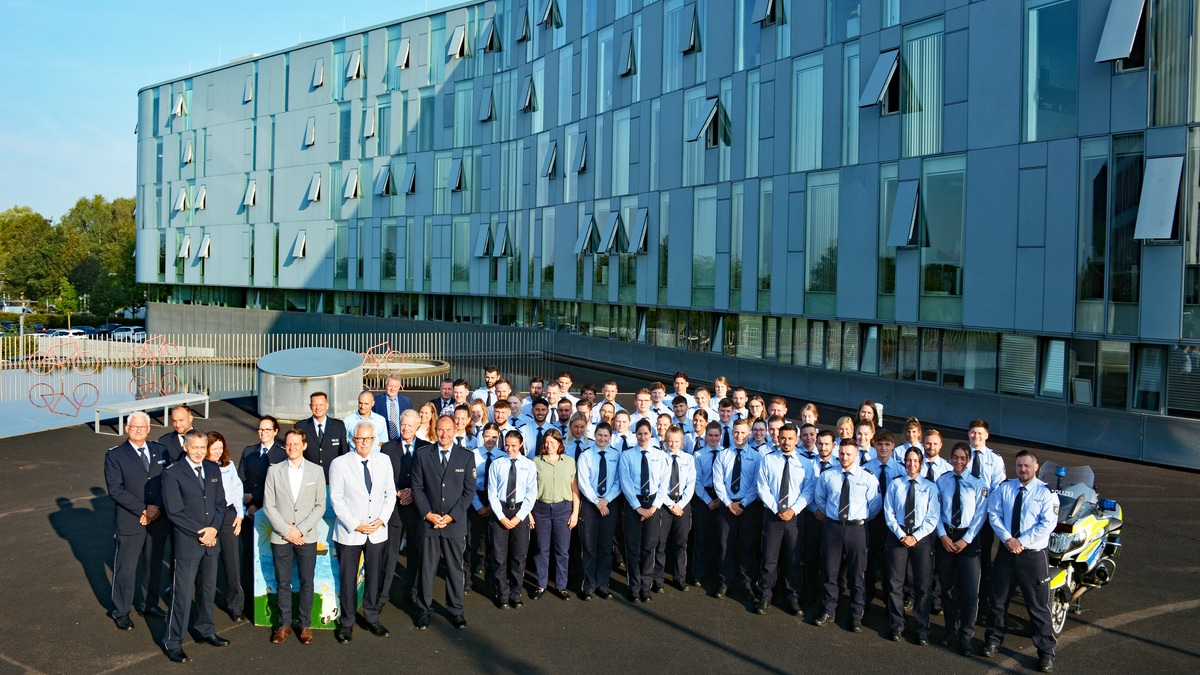 POL-ME: 58 neue Polizeibeamtinnen und Polizeibeamte für die Kreispolizeibehörde Mettmann - Kreis Mettmann - 2409005 - Foto: presseportal.de