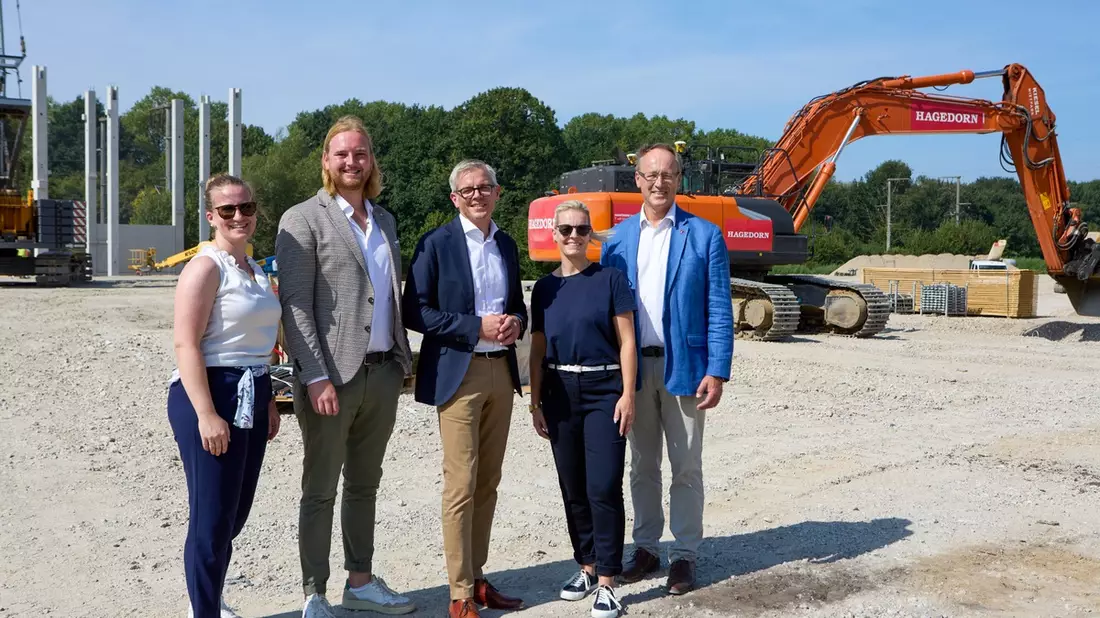 Baustart für Gewerbepark in Elmshorn: Hagedorn und BREMER feiern Stützenfest / Auf der ehemaligen Fläche einer Wurstwarenfabrik am Fuchsberger Damm hat der Hochbau für den Gewerbepark B Hub begonnen - Bild: presseportal.de