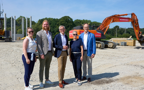 Baustart für Gewerbepark in Elmshorn: Hagedorn und BREMER feiern Stützenfest / Auf der ehemaligen Fläche einer Wurstwarenfabrik am Fuchsberger Damm hat der Hochbau für den Gewerbepark B Hub begonnen - Foto: presseportal.de