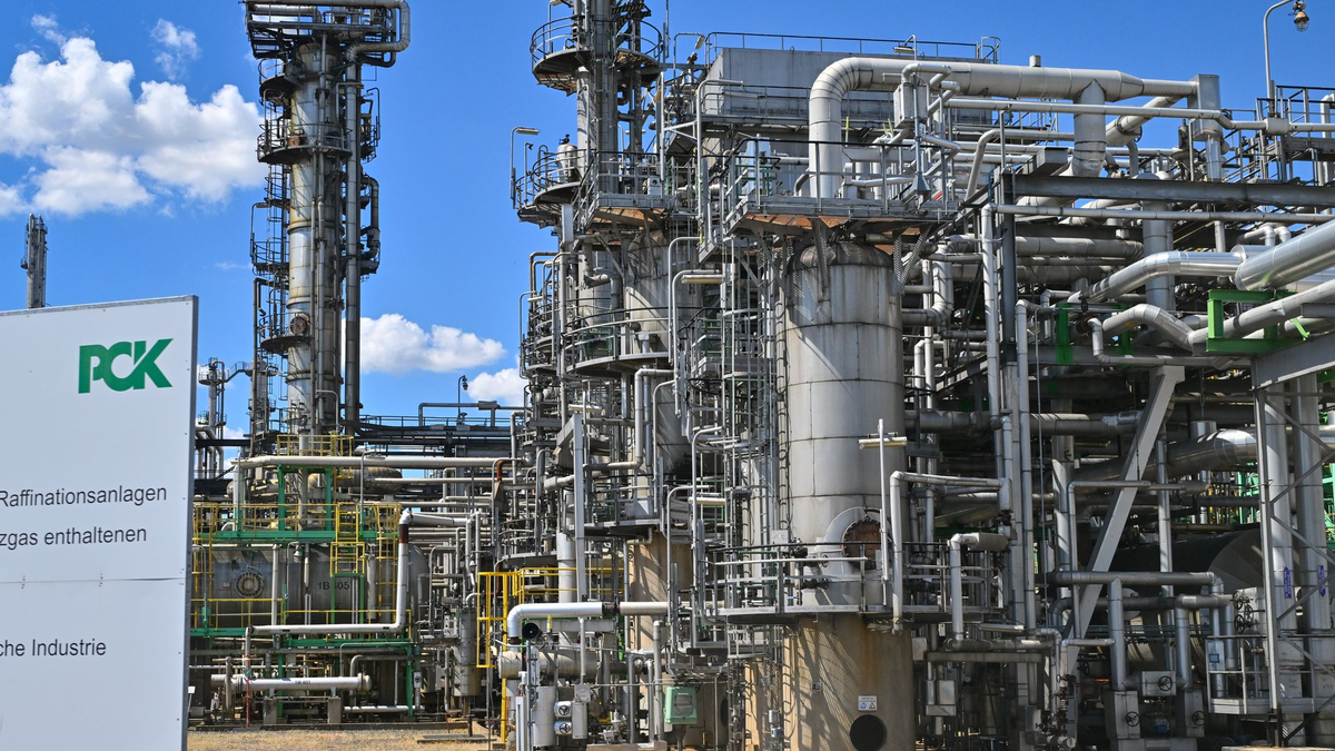 Über den Verkauf der Rosneft-Anteile führt die Bundesregierung Gespräche. (Archivbild)  - Foto: Patrick Pleul/dpa