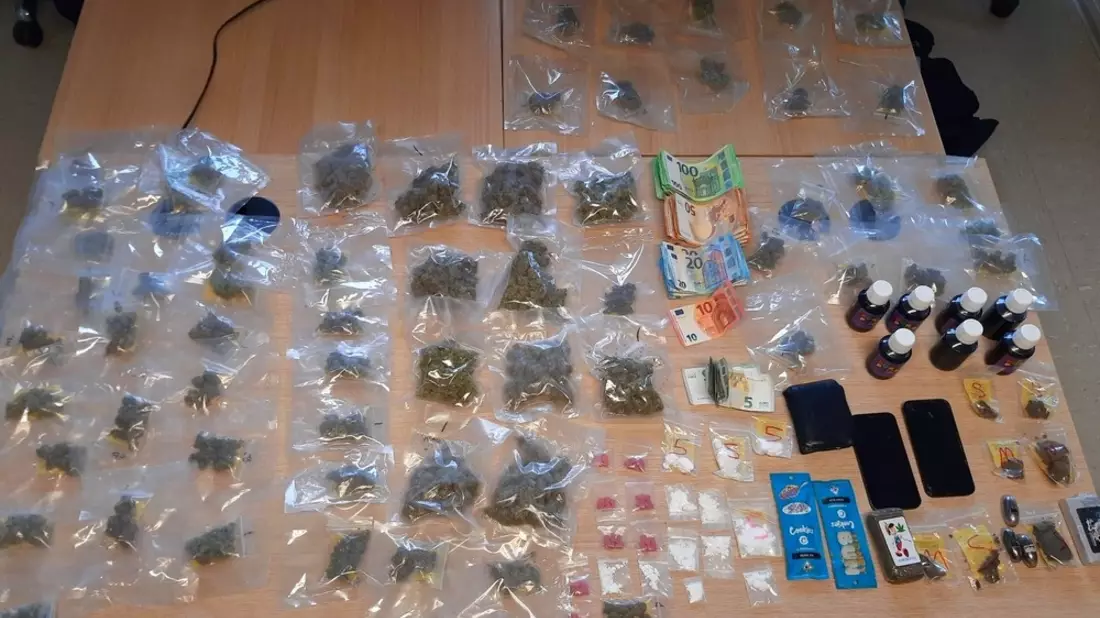BPOL NRW: Bundespolizei stoppt vermutlichen Drogendealer mit diversen Betäubungsmitteln und hoher Bargeldsumme - Bild: presseportal.de