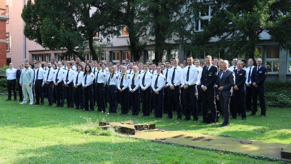 POL-NE: Landrat Hans-Jürgen Petrauschke begrüßt neue Polizistinnen und Polizisten im Rhein Kreis Neuss - Kreispolizei freut sich über 83 neue Kolleginnen und Kollegen - Foto: presseportal.de