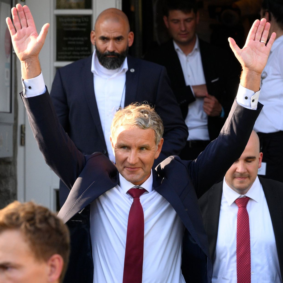 In Siegerpose, obwohl er seinen Wahlkreis nicht direkt gewann: Björn Höcke.  - Foto: Daniel Vogl/dpa