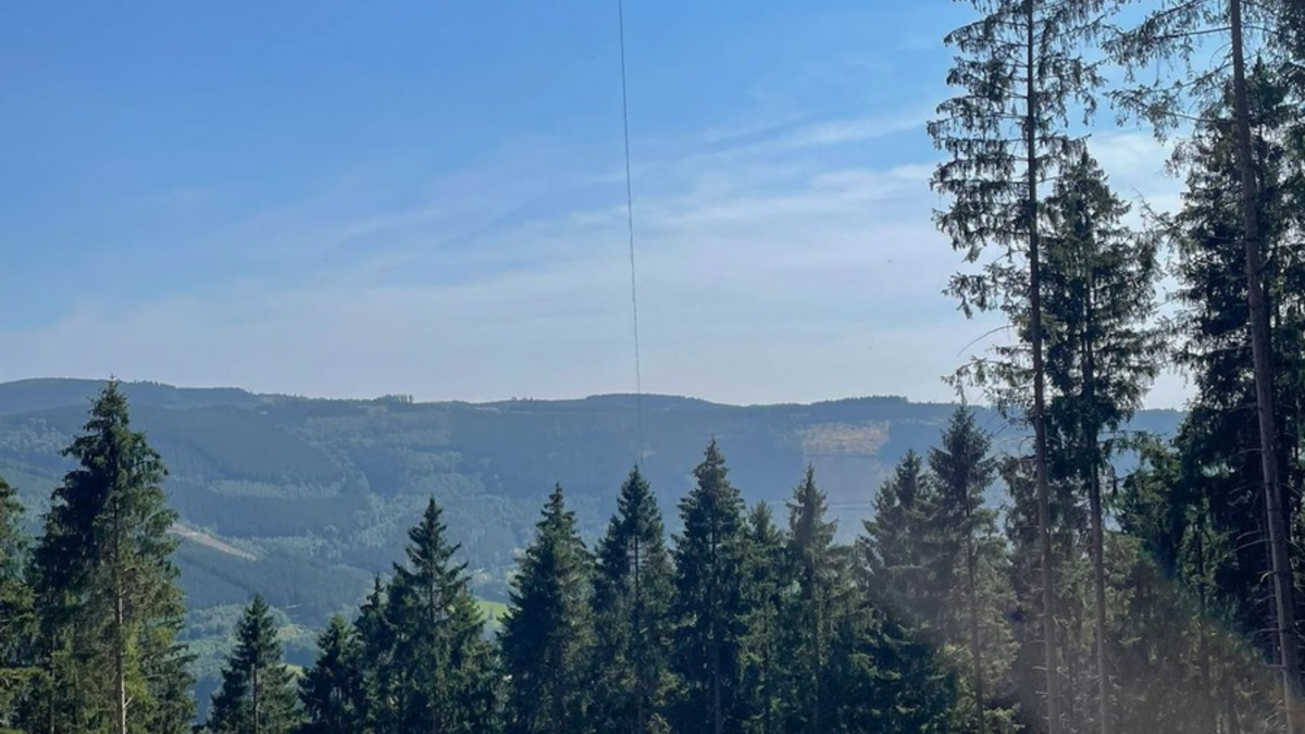 FW-OE: Feuerwehr unterstützt bei der Rettung eines abgestürzten Gleitschirmfliegers - Foto: presseportal.de