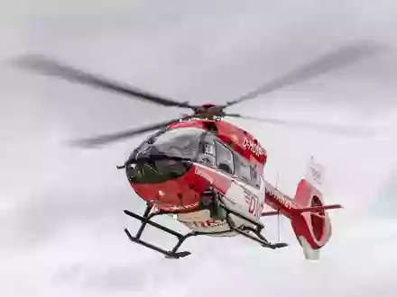 Der schwer verletzte Achtjährige musste von einem Rettungshubschrauber ins Krankenhaus geflogen werden. (Symbolbild) - Foto: Daniel Karmann/dpa