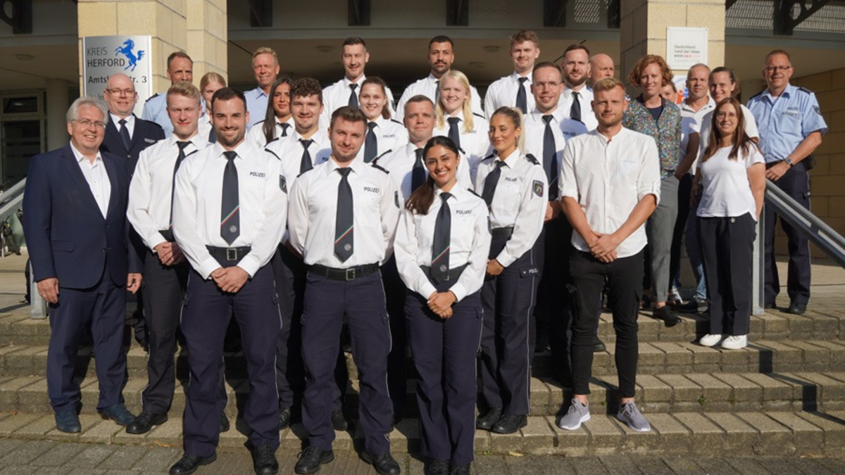 POL-HF: 19 Neue Beamtinnen und Beamte bei der Polizei Herford - bitte kreisweit veröffentlichen - Foto - Foto: presseportal.de
