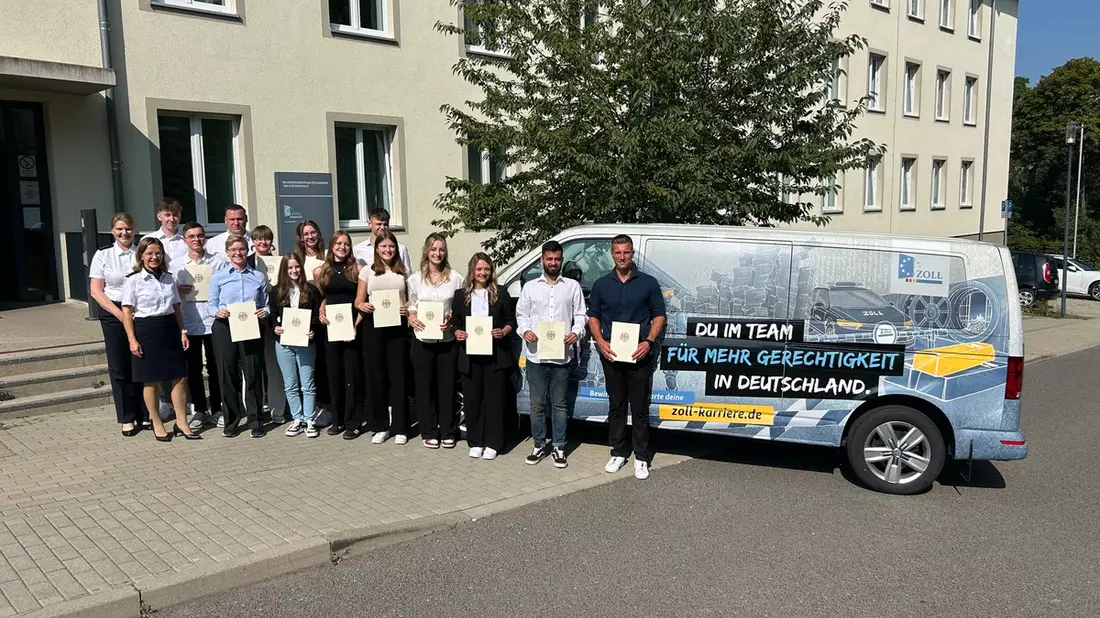 HZA-EF: Die nächste Generation Zoll startet durch / 14 Anwärter beginnen ihre Karriere beim Hauptzollamt Erfurt - Bild: presseportal.de