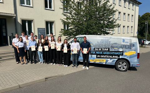 HZA-EF: Dualer Bachelor-Studiengang beim Zoll gestartet / Acht Zollanwärter erhalten Ernennungsurkunden und legen Diensteid ab - Foto: presseportal.de