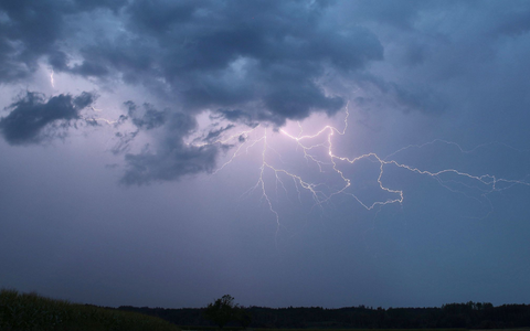 Bis Mittwoch ist die Unwettergefahr durch Starkregengewitter erhöht. - Foto: Alexander Wolf/onw-images/dpa Bis Mittwoch ist die Unwettergefahr durch Starkregengewitter erhöht. - Foto: Alexander Wolf/onw-images/dpa