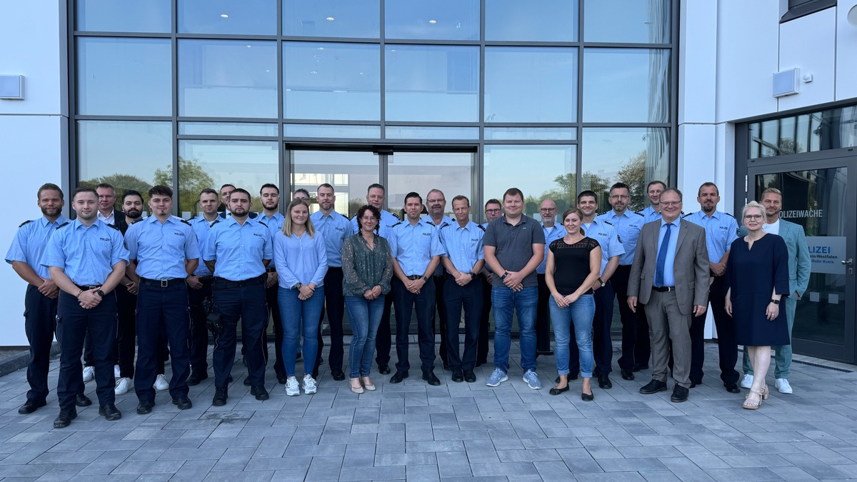 POL-EN: Ennepe-Ruhr-Kreis/Ennepetal: Erster offizieller Termin im neuen Zentralgebäude- 12 neue Kolleginnen und Kollegen im EN-Kreis - Foto: presseportal.de
