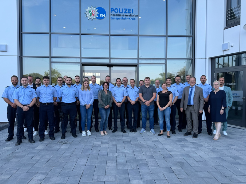 POL-EN: Ennepe-Ruhr-Kreis/Ennepetal: Erster offizieller Termin im neuen Zentralgebäude- 12 neue Kolleginnen und Kollegen im EN-Kreis - Foto: presseportal.de