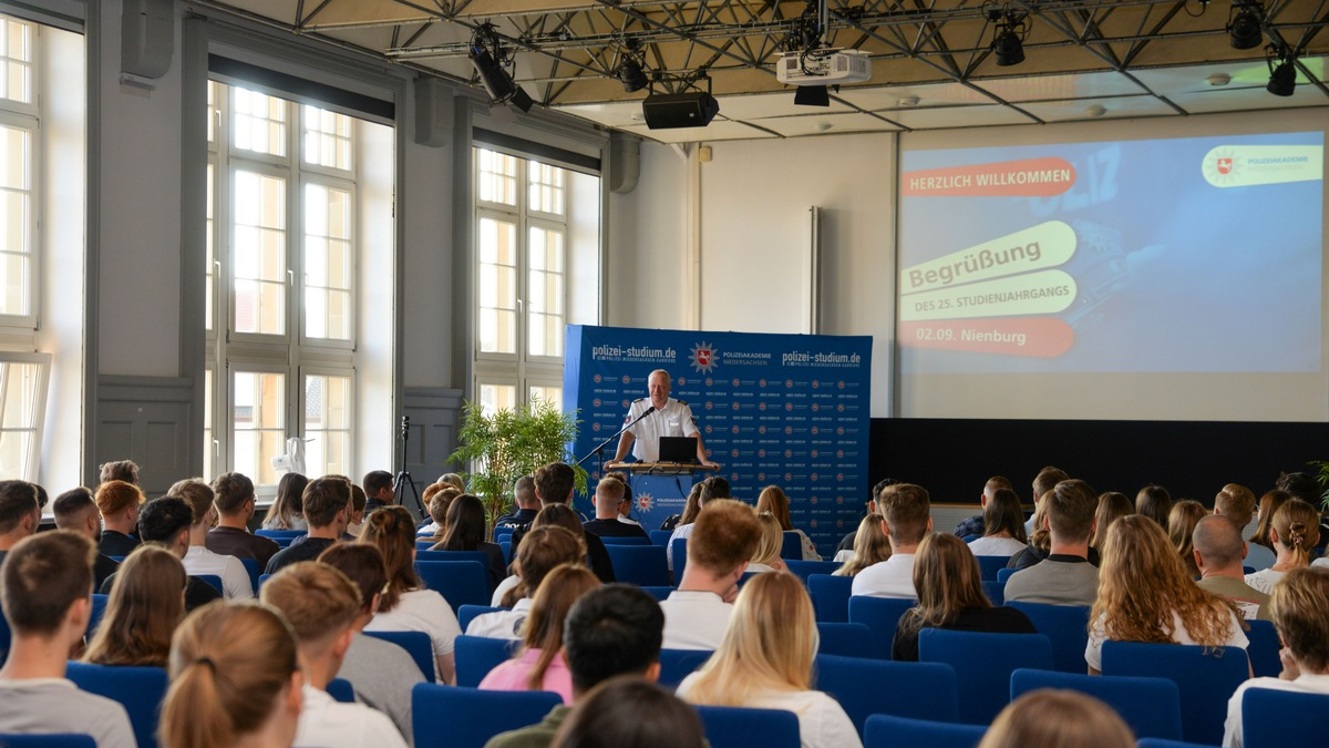 POL-AK NI: Fast 700 Studierende starten an der Polizeiakademie Niedersachsen - Foto: presseportal.de