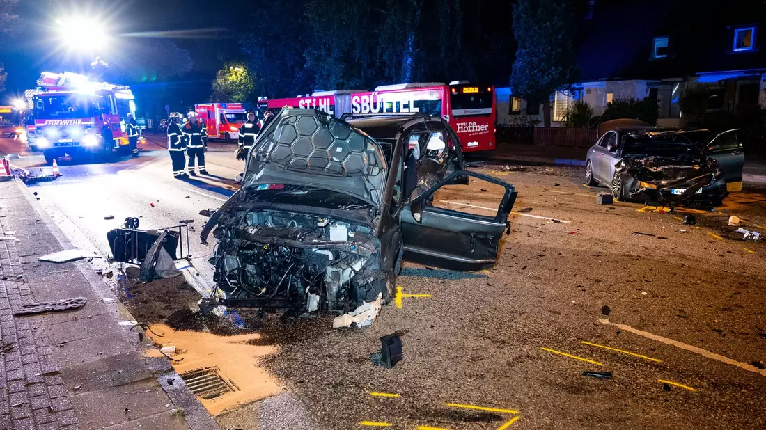 Nachdem sich der Verdacht auf ein illegales Straßenrennen erhärtet hat, sitzen die mutmaßlichen Unfallverursacher in U-Haft. - Bild: Daniel Bockwoldt/dpa
