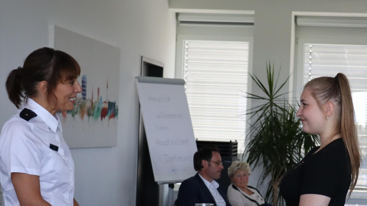 HZA-DO: Berufseinsteiger beim Hauptzollamt Dortmund / Jetzt Karriere beim ZOLL starten! - Foto: presseportal.de