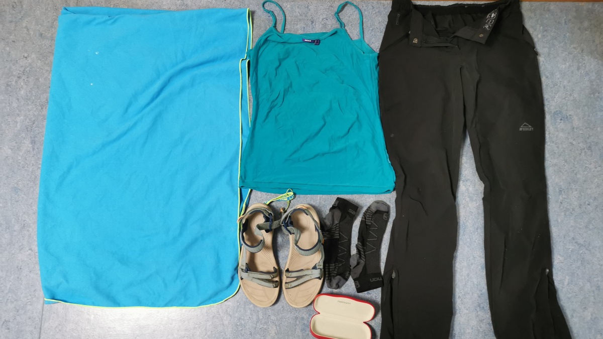 POL-HRO: Aufgefundene Gegenstände am Reriker Strand sorgen für Polizeieinsatz - Polizei prüft Unglücksfall und sucht Eigentümer der Bekleidungsgegenstände - Foto: presseportal.de