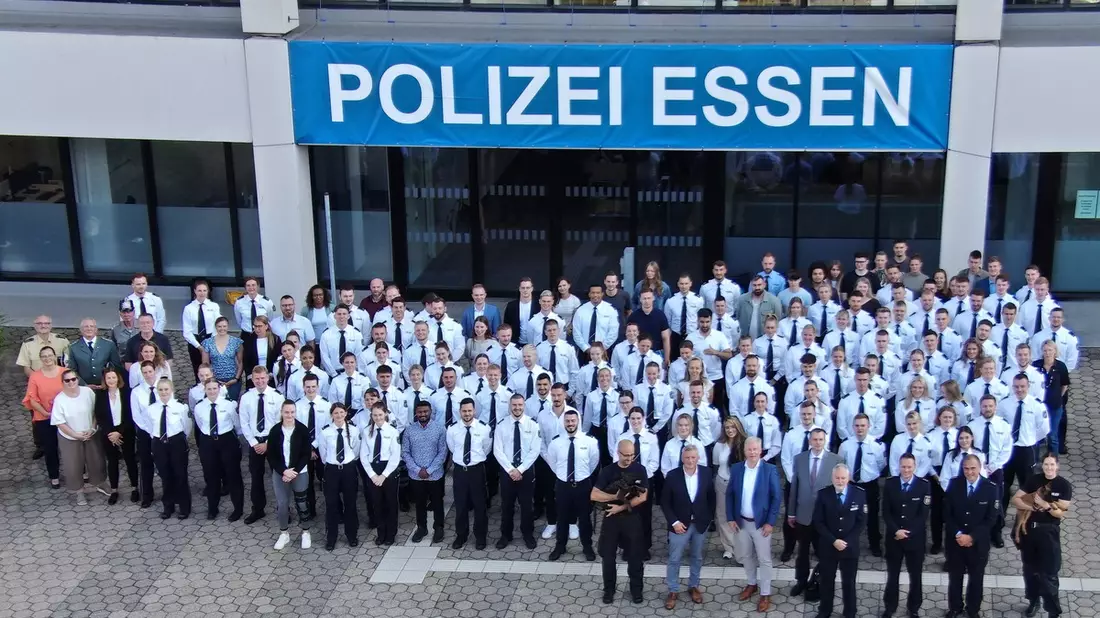 POL-E: Essen/Mülheim an der Ruhr: Polizeipräsidium Essen freut sich über 147 neue Kolleginnen und Kollegen sowie tierische Verstärkung - Bild: presseportal.de