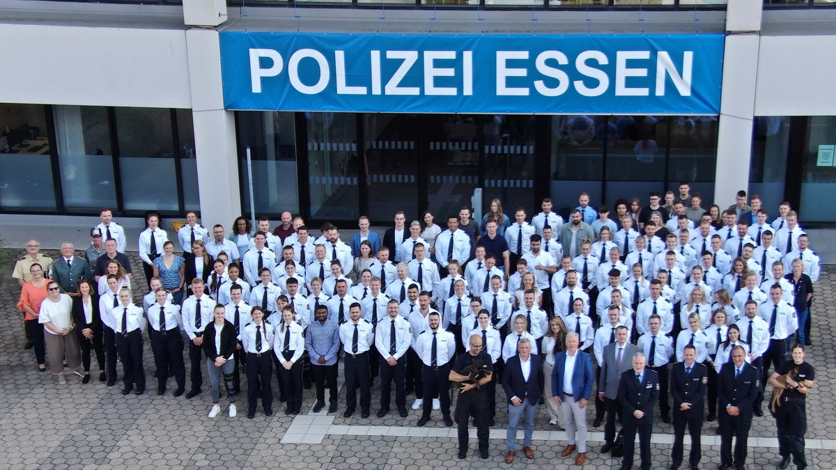 POL-E: Essen/Mülheim an der Ruhr: Polizeipräsidium Essen freut sich über 147 neue Kolleginnen und Kollegen sowie tierische Verstärkung - Foto: presseportal.de
