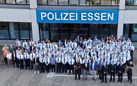 POL-E: Essen/Mülheim an der Ruhr: Polizeipräsidium Essen freut sich über 147 neue Kolleginnen und Kollegen sowie tierische Verstärkung - Foto: presseportal.de