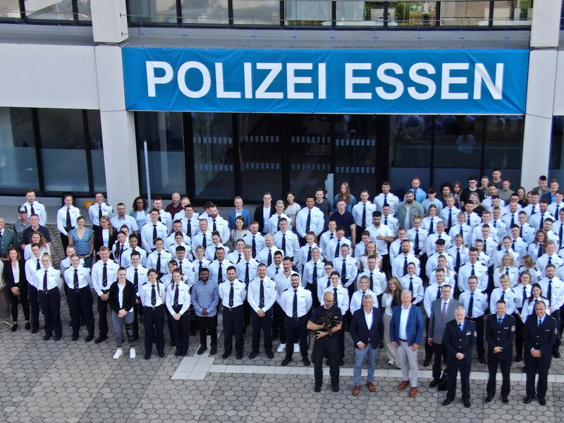 POL-E: Essen/Mülheim an der Ruhr: Polizeipräsidium Essen freut sich über 147 neue Kolleginnen und Kollegen sowie tierische Verstärkung - Foto: presseportal.de