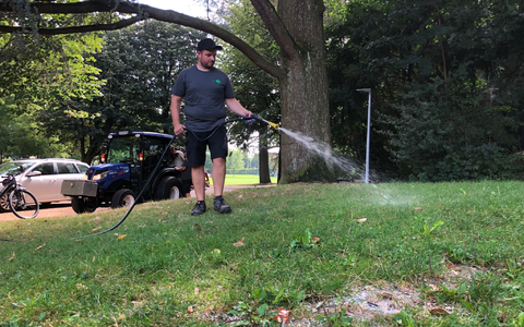 Eine Lösung mit Fadenwürmern wird in einem Park verspritzt. - Foto: Christian Böhmer/dpa Eine Lösung mit Fadenwürmern wird in einem Park verspritzt. - Foto: Christian Böhmer/dpa