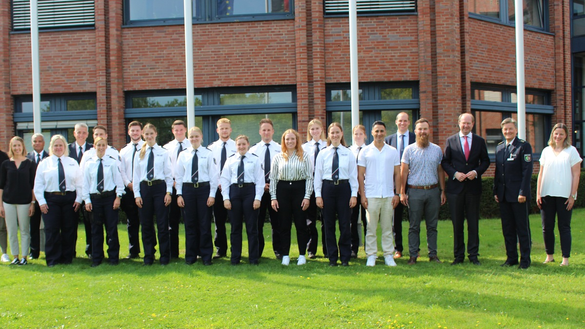 POL-HG: Begrüßung von mehr als 100 neuen Mitarbeiterinnen und Mitarbeitern für das Polizeipräsidium Westhessen - Foto: presseportal.de