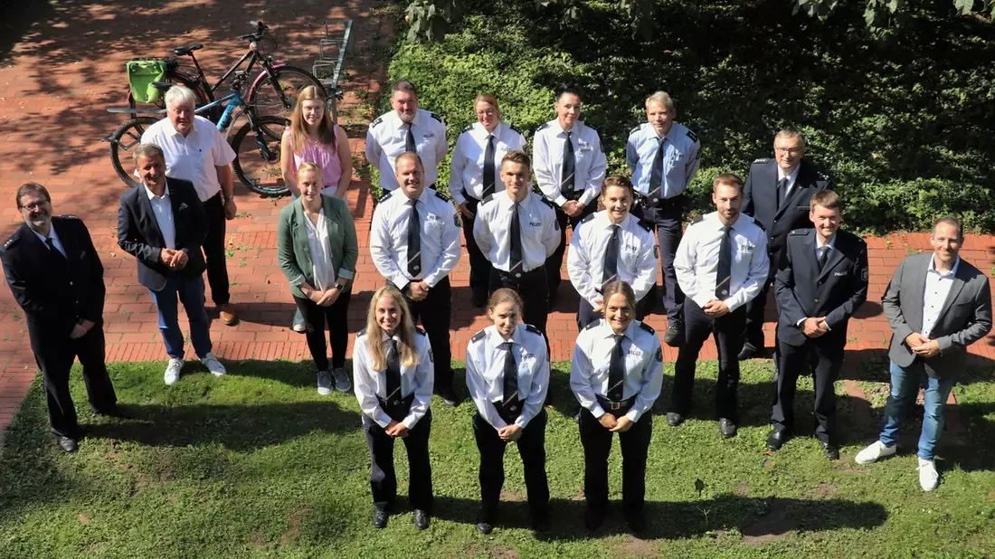 POL-HX: Alle wählen die Polizei Höxter als Wunschbehörde / 14 neue Polizistinnen und Polizisten bei der KPB Höxter begrüßt - Bild: presseportal.de