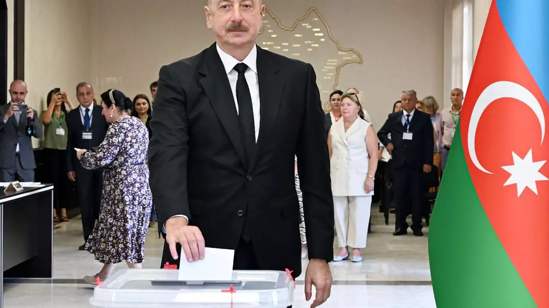 Aserbaidschans Präsident Aliyev gibt seine Stimme bei der Parlamentswahl ab (Archivbild) - Bild: Uncredited/Azerbaijani Presidential Press Office/AP/dpa
