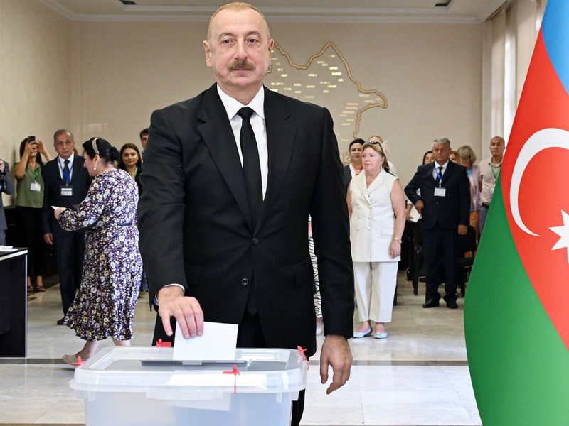 Aserbaidschans Präsident Aliyev gibt seine Stimme bei der Parlamentswahl ab (Archivbild) - Foto: Uncredited/Azerbaijani Presidential Press Office/AP/dpa