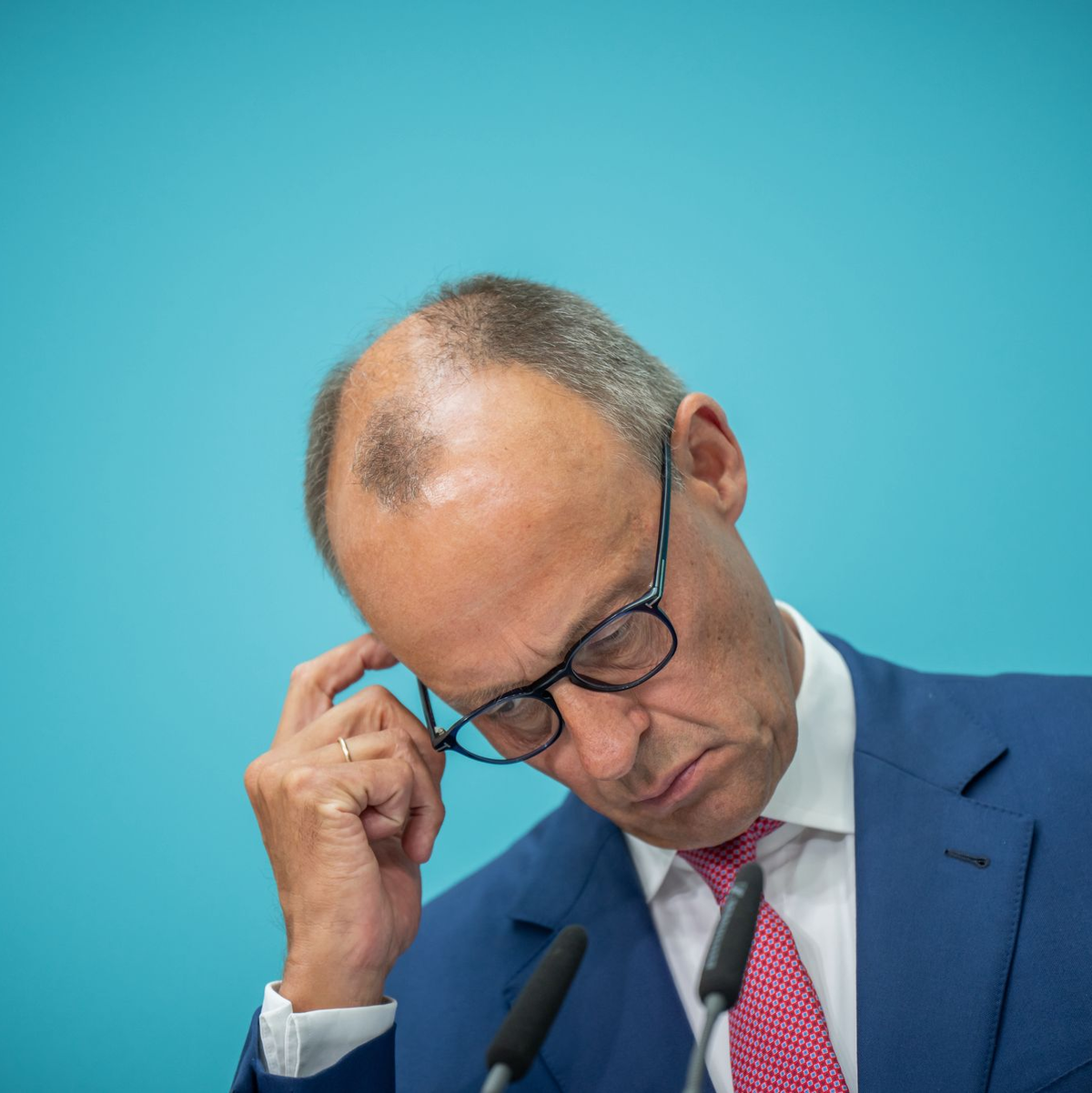 Blumen für die CDU-Spitzenkandidaten Kretschmer und Voigt, die in Sachsen und Thüringen Regierungschefs werden wollen. - Foto: Michael Kappeler/dpa