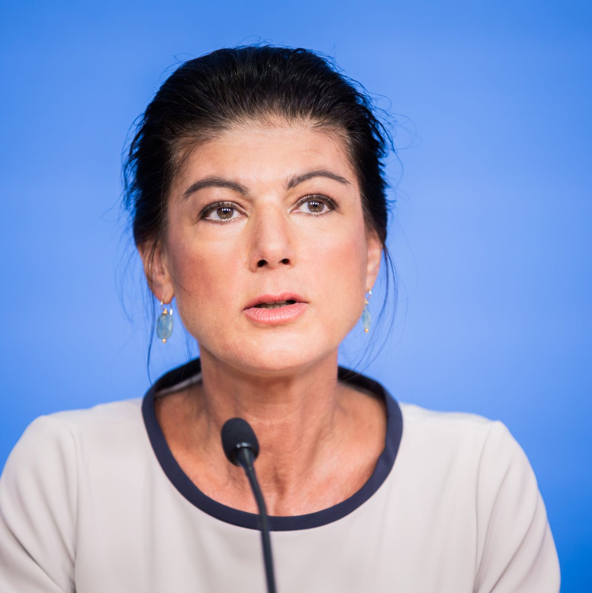 Parteigründerin Sahra Wagenknecht zeigt sich offen für eine Zusammenarbeit mit der CDU auf Landesebene, stellt aber diverse Bedingungen. - Foto: Christoph Soeder/dpa