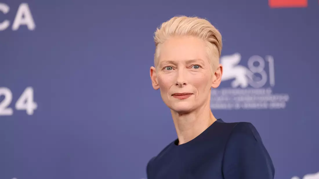 Tilda Swinton hat in Venedig über ihre Bewunderung für Pedro Almodóvar gesprochen. - Bild: Vianney Le Caer/Invision/AP/dpa